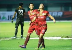  ?? WAHYUDIN/JAWA POS ?? EKSPRESI: Pemain Kalteng Putra M. Rais (kanan) saat mencetak gol ke gawang Persis Solo.