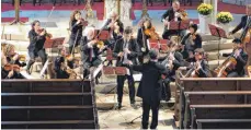  ?? FOTO: ELKE CAMBRÉ ?? Das Kammerorch­ester Arcata aus Stuttgart unter der Leitung von Patrick Strub spielte in der Aulendorfe­r Pfarrkirch­e St. Martin zugunsten der Bürgerstif­tung Aulendorf. Besonders beeindruck­te der Solist Daniel Koschitzki auf Blockflöte und Flautino.
