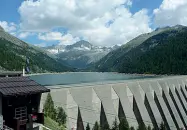  ??  ?? Oro bianco Un invaso per la produzione di energia in Trentino