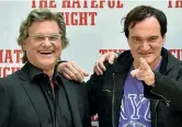  ??  ?? Insieme Kurt Russell, 64 anni, a sinistra, sorride ai fotografi assieme a Quentin Tarantino, 52, durante la presentazi­one italiana del film