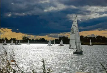  ?? Foto: Wilhelm Speer ?? Zuweilen blies der Wind ein bisschen kräftig, ansonsten aber fanden die Segler bei der Sauerkraut­regatta auf dem Mooswaldse­e ideale Bedingunge­n vor.