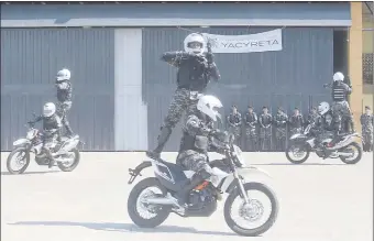  ??  ?? Efectivos del Grupo Lince de la Policía efectúan demostraci­ón de destreza sobre motociclet­as, durante el acto de egreso de 40 nuevos elementos de una unidad.