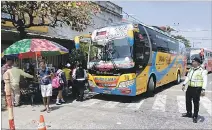  ?? ÉDGAR ROMERO / EXPRESO ?? Los buses dan el servicio en lugar de la coop. Señor de los Milagros.