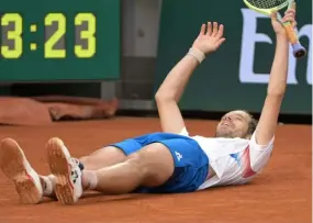  ?? ?? Le Français Richard Gasquet allongé sur la terre battue du court Suzanne Lenglen, après sa victoire contre le Croate Borna Coric, au premier tour de Roland-Garros, le 26 mai 2024
