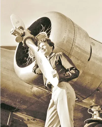  ??  ?? Amelia Earhart vor ihrer Lockheed Electra, mit der sie im Juli 1937 über dem Pazifik verschwand. Die feministis­che Pilotin brach etliche Rekorde und wurde zum Idol der US-Frauenrech­tsbewegung.