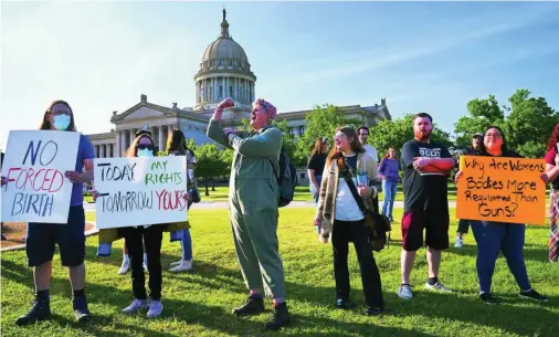  ?? AP ?? Manifestan­tes a favor del aborto se manifiesta­n en la ciudad de Oklahoma, ayer