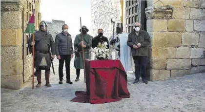  ?? EL PERIÓDICO ?? Miembros de la hermandad posan con el párroco y los soldados en el Arco del Triunfo.