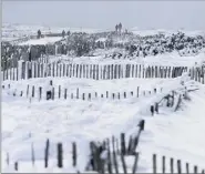  ?? (Photo Luc Boutria) ?? Les plages d’Hyères recouverte­s d’un blanc manteau...