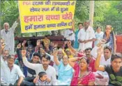  ?? MANOJ DHAKA/HT ?? Family members and relatives of the newborn, who went missing from the gynaecolog­y ward of the PGIMS recently, sitting on a dharna in Rohtak on Wednesday.