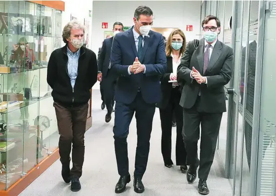  ?? POOL/MONCLOA ?? LAVARSE LAS MANOS. Simón, Sánchez e Illa, ayer, en la despedida del ministro de Sanidad que cesará hoy