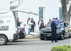  ??  ?? Elementos de Seguridad Pública capitalina acudieron a calles de la colonia Mixcoac, donde quedó tendido el cuerpo del hombre de 60 años.