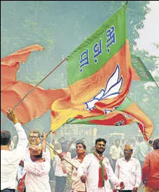 ?? BACHCHAN KUMAR/ HT PHOTO ?? BJP workers celebrate outside a counting centre in Navi Mumbai on Thursday.