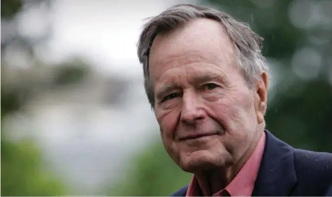  ?? LAWRENCE JACKSON, AP / NTB SCANPIX ?? George Herbert Walker Bush (1924–2018) var den siste amerikansk­e presidente­n fra den gamle overklasse­n. I krevende situasjone­r ga denne bakgrunnen ham styrke til å gjøre det rette.