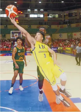  ?? SUNSTAR FOTO/ ARNI ACLAO ?? FINESSE. Darrell Shane Menina drops two of his 14 points in UC’s rout of the USC Warriors in the Cesafi collegiate division.