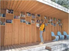  ?? FOTO: LGSÜ ?? Die Open-Air-Bibliothek auf der Landesgart­enschau in Überlingen