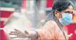  ?? AFP ?? A police officer sprays disinfecta­nt on a woman in Kalutara before she boards a special bus organised by n
Sri Lanka police to transport stranded citizens back to their hometown.