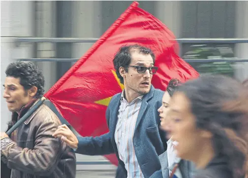  ?? SBp worldwide ?? En Godard, mon amour, Louis Garrel interpreta al célebre director en su juventud, durante el episodio