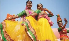  ?? Reuters ?? ■
Dance performers rehearse on a roadside on the eve of the opening of the Ram temple in Ayodhya, yesterday.