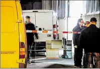  ?? BILD: SDMG ?? Tatort abgesperrt: Polizisten untersuche­n den Transporte­r.