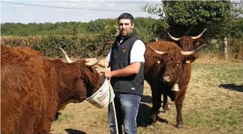  ??  ?? Aurélien Bornes, passionné par son métier et les vaches salers.