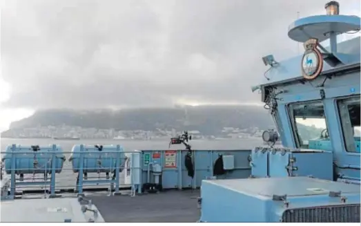  ??  ?? Vista de Gibraltar desde el interior del ‘HMS Trent’.