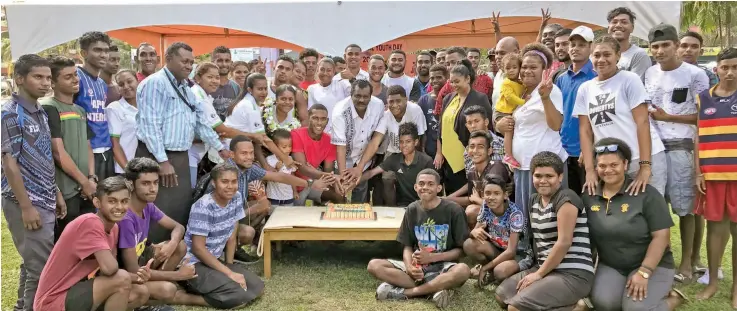  ?? Photo: Shratika Naidu ?? Minister for Youth and Sports Parveen Bala (middle) with grant recipients during the Internatio­nal Youth Day at Katonivere Ground in Labasa on August 13, 2020.