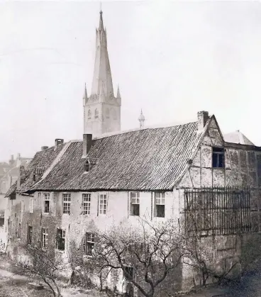  ??  ?? Im Zentrum des religiösen Lebens stand um 1500 die Lambertusk­irche in der Altstadt (Foto von 1867).