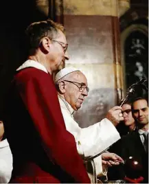  ?? Alessandro Bianchi-26.fev.17/Reuters ?? Sacerdotes anglicanos recebem o papa Francisco, em Roma