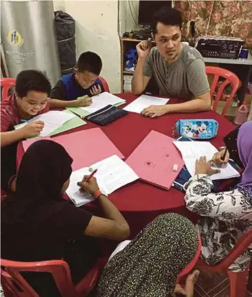  ??  ?? SEAWAL usia 10 tahun waktu sesuai untuk ibu bapa hantar anak mereka ke pusat tuisyen.