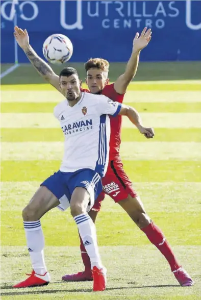  ?? JAIME GALINDO ?? Vuckic intenta ganar la posición a un rival en un partido del Zaragoza. ((