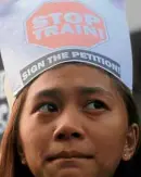  ?? —RICHARDREY­ES ?? SUSTAINED RAGE Student organizati­ons keep up the almost daily protest against the TRAIN law, taking their campaign to Trabajo Market in Manila on Friday.