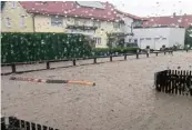  ?? Foto: Bernreuthe­r ?? Auch der Maibaum wurde Opfer des Unwetters und trieb durch die Gemeinde.