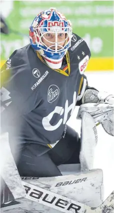  ?? FOTO: FELIX KÄSTLE ?? Konzentrie­rter Blick: Jonas Langmann steht nach einem Ausflug nach Nürnberg wieder im Tor der Ravensburg Towerstars.