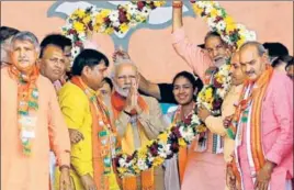  ?? MANOJ DHAKA/HT ?? Prime Minister Narendra Modi being welcomed by BJP leaders at a rally he addressed in favour of party candidate from Dadri assembly segment Babita Phogat on Tuesday.