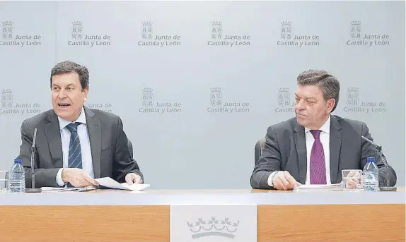  ?? MIRIAM CHACÓN/ICAL ?? Los consejeros Luis Miguel González Gago y Carlos Fernández Carriedo explican los acuerdos aprobados en el Consejo de Gobierno