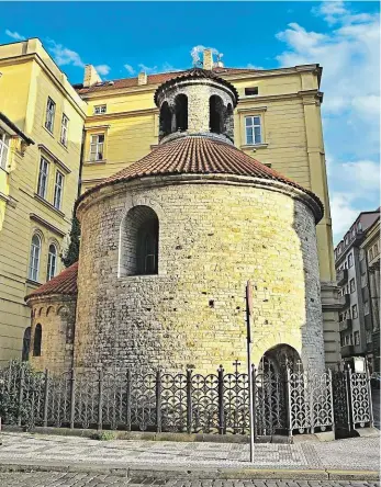  ?? Foto: 2x Muzeum hl. m. Prahy ?? Proměny města Za Pštrossovy éry se podařilo zachránit například románskou rotundu sv. Kříže. Naopak zmizela Krocínova kašna.