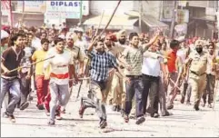  ?? MUNISH BYALA/HT PHOTO ?? In Amritsar, June 2009, angry followers of Dera Sachkhand protest against the attack on a head of their sect in Vienna