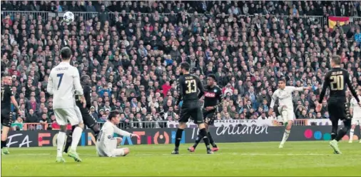  ??  ?? VOLEA IMPARABLE. Casemiro hizo el 3-1 al Nápoles en el minuto 54 con un derechazo de volea desde fuera del área, un lujazo del brasileño.