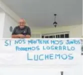  ?? ?? A la izquierda, un cultivador de plátanos, los más afectados por la lava. Arriba, Paolo retoma los fogones y reabre su restaurant­e en Las Norias. A la derecha, las facturas que los clientes dejaron sin pagar el 19 de septiembre de 2021, cuando estalló el volcán