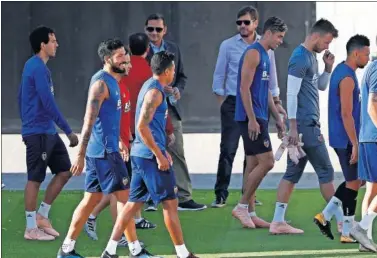  ??  ?? TRABAJO. Parejo, Garay, Murillo, Neto... y demás jugadores ches, durante un entrenamie­nto.