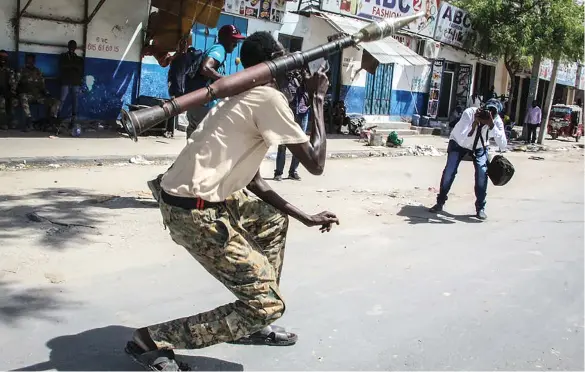  ?? Isithombe: AFP via Getty Images ?? Ilungu lombutho wezempi waseSomali­a oweseka abaphikisa­na noHulumeni enhlokodol­obha iMogadishu