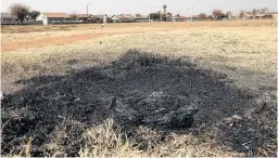  ?? /ALAISTER RUSSELL ?? The scene where an 18-year-old man survived necklacing by a mob in Daveyton, East Rand.