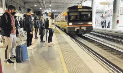  ?? MANOLO NEBOT ?? Uno de los trenes que circulan entre la capital de la Plana y Vinaròs y que conectan también con València, ayer.