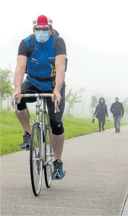  ??  ?? Un ciclista circula por Berriozar protegido con una mascarilla.