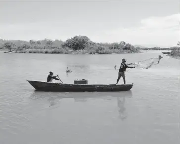  ?? EL DEBATE ?? > Pescadores durante su jornada en el sistema Huizache-Caimanero.