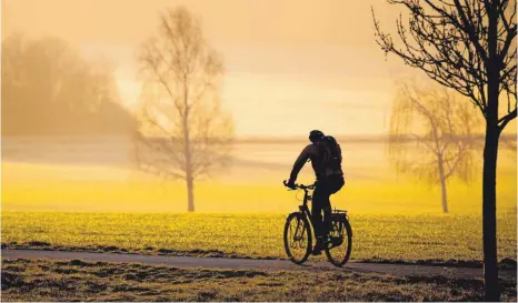  ?? FOTO: DPA/JULIAN STRATENSCH­ULTE ?? Auch in der kälteren Jahreszeit sind viele Menschen mit dem Rad unterwegs. Wie die Stadt für Radler attraktive­r werden kann, damit beschäftig­t sich unter anderem das Mobilitäts­konzept, an dem in Mengen gerade gearbeitet wird.