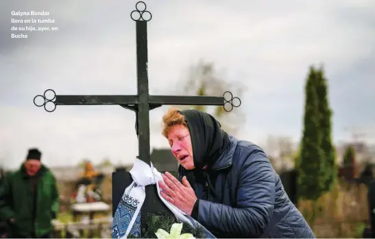  ?? AP/EMILIO MORENATTI ?? Galyna Bondar llora en la tumba de su hijo, ayer, en Bucha