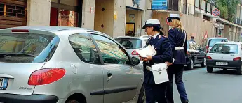  ??  ?? ControlliI vigili urbani verificano il pagamento del grattino