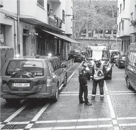  ??  ?? Bomberos y policías municipale­s en la calle San Agustín, donde se produjo el suceso.