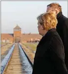  ??  ?? Angela Merkel devant le camp de la mort d’Auschwitz, en décembre.